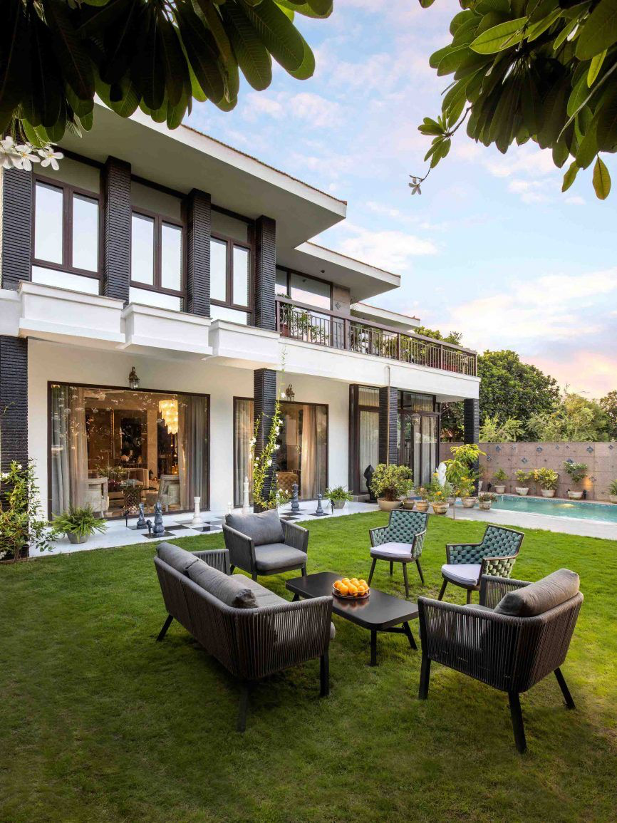 Villa opening onto a private garden